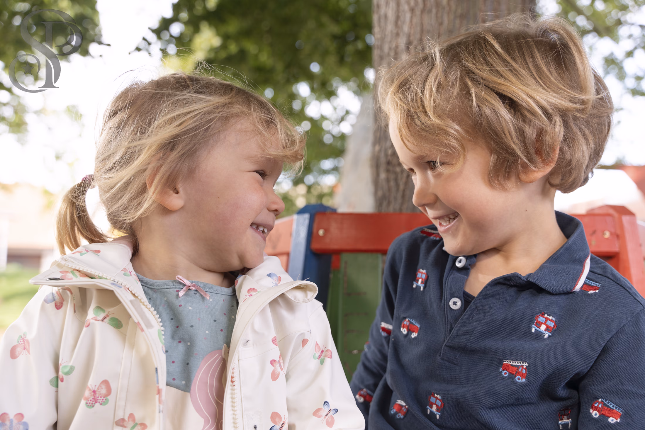 Zwei lachende Geschwister im Freien – Kinderfotografie StarPix